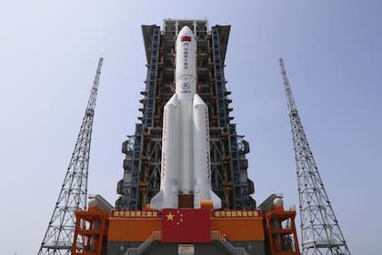 En esta foto publicada por la Agencia de Noticias Xinhua, el módulo central de la estación espacial de China, Tianhe, en el cohete Long March-5B Y2 se traslada al área de lanzamiento del sitio de lanzamiento de la nave espacial Wenchang en la provincia de Hainan, en el sur de China, el 23 de abril de 2021