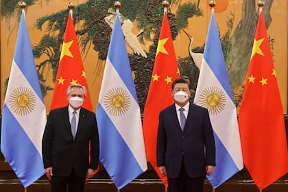 En esta foto publicada por la agencia de noticias Xinhua, el presidente chino, Xi Jinping, a la derecha, y el presidente argentino Alberto Fernández posan para una fotografía antes de su reunión bilateral en el Gran Salón del Pueblo en Beijing, el domingo 6 de febrero de 2022
