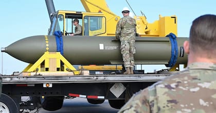 En esta foto publicada por la Fuerza Aérea de Estados Unidos el 2 de mayo de 2023, unos aviadores observan una bomba penetrante de gran potencia GBU-57, en la base aérea de Whiteman, en Missouri