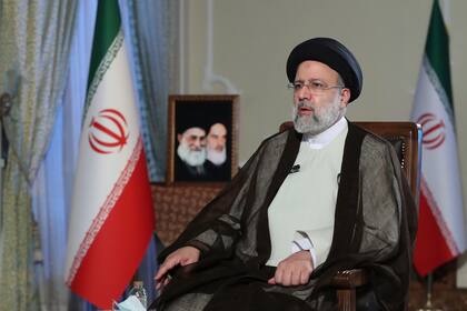 En esta foto publicada por la oficina de la presidencia iraní, el presidente Ebrahim Raisi habla durante una entrevista en directo emitida por la televisión estatal el lunes 18 de octubre de 2021, en Teherán, Irán. (Oficina de la Presidencia iraní vía AP)