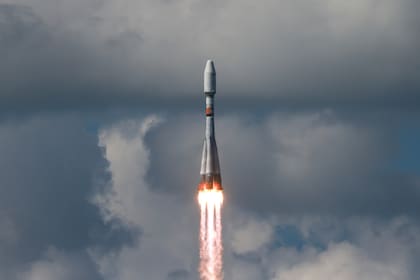 En esta foto, publicada por Roscosmos State Space Corporation el viernes 25 de julio de 2025, un cohete Soyuz despega desde la plataforma de lanzamiento de Vostochny, en el extremo oriental de Rusia, llevando en órbita un satélite iraní junto con otros satélites rusos. (Roscosmos State Space Corporation vía AP)