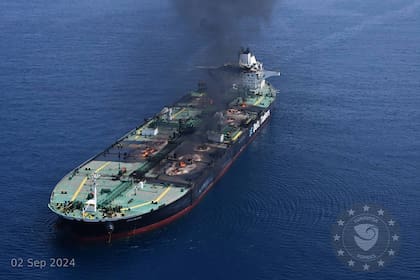 En esta foto, publicado por la fuerza naval Operación Aspides, se muestra al buque petrolero con bandera griega Sounion ardiendo en el mar Rojo tras una serie de ataques perpetrados por rebeldes hutíes