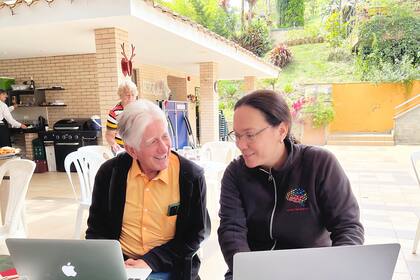 En esta foto sin fecha facilitada por el Hospital General de Massachusetts, el doctor Francisco Lopera, a la izquierda, de la Universidad de Antioquia, un neurólogo que lleva décadas atendiendo a una extensa familia colombiana afectada por el alzhéimer de inicio temprano, conversa con su colega, la investigadora Yakeel Quiroz, del Hospital General de Massachusetts. (Massachusetts General Hospital via AP)