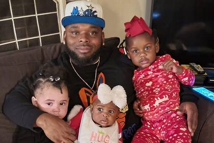 En esta foto sin fecha, proporcionada por Leigh Richardson, aparece Dennoriss Richardson con tres de sus cinco hijos. (Leigh Richardson vía AP)