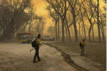 En esta foto suministrada por el departamento de bomberos de Flower Mound, Texas, se ve a bomberos que se dirigen a combatir un incendio en el extremo norte de Texas, el martes 27 de febrero de 2024