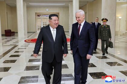 En esta foto suministrada por el gobierno de Corea del Norte, el mandatario norcoreano Kim Jong Un, izquierda, se reúne con el ministro ruso de Defensa, Andrei Belousov, en Pyongyang, Corea del Norte, el viernes 29 de noviembre de 2024. El contenido de la imagen se muestra como fue entregada y no fue verificada de manera independiente. La marca de agua en coreano dice "ACNC", siglas de la Agencia Central de Noticias de Corea. (Agencia Central de Noticias de Corea/Korea News Service vía AP)