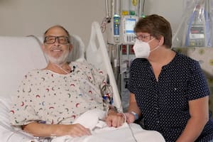 En esta foto suministrada por la Escuela de Medicina de la Universidad de Maryland, se ve a Lawrence Faucette acompañado por su esposa, Ann, en el hospital universitario de Baltimore, Maryland, en septiembre de 2023, antes de que le trasplantaran un corazón de cerdo. Faucette, la segunda persona en recibir un corazón de cerdo trasplantado, murió casi seis semanas después de la cirugía, anunciaron sus doctores el martes 31 de octubre de 2023. (Mark Teske/Escuela de Medicina de la Universidad de Maryland vía AP, Archivo)