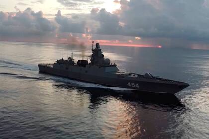 En esta foto, tomada de un video difundido por el Servicio de Prensa del Ministerio de Defensa ruso, se observa a la fragata Almirante Gorshkov (Foto del Servicio de Prensa del Ministerio de Defensa ruso vía AP)