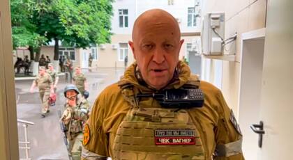 En esta foto tomada de un video difundido por el Servicio de Prensa Prigozhin, Yevgeny Prigozhin, el propietario del contratista militar ruso Grupo Wagner, graba su discurso en video el sábado 24 de junio de 2023 en Rostov del Don, Rusia.