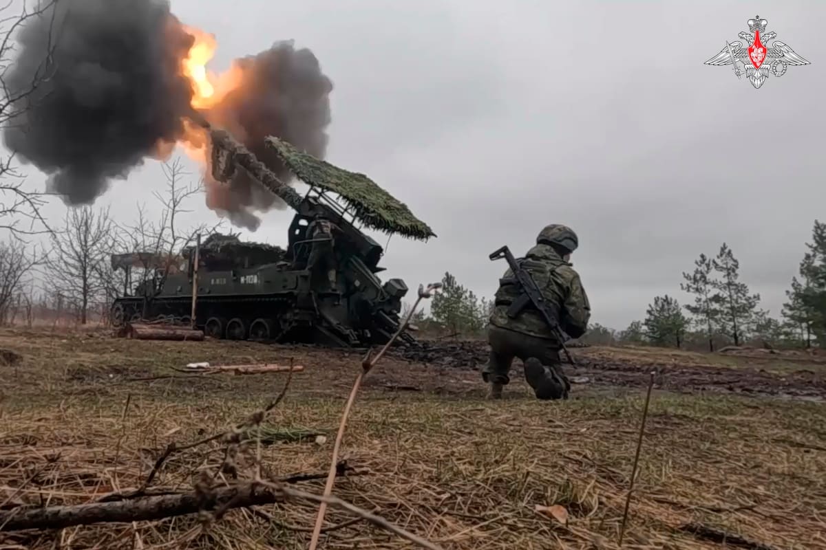 En esta foto tomada de un video distribuido por el Servicio de Prensa del Ministerio de Defensa de Rusia el domingo 30 de marzo de 2025, un obús 2S5 del Ejército ruso Giatsint-S dispara hacia posiciones ucranianas en Ucrania