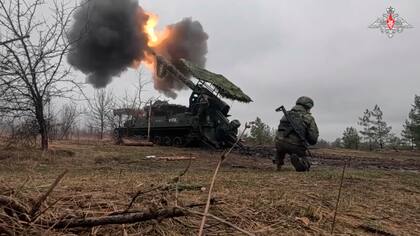 En esta foto tomada de un video distribuido por el Servicio de Prensa del Ministerio de Defensa de Rusia el domingo 30 de marzo de 2025, un obús 2S5 del Ejército ruso Giatsint-S dispara hacia posiciones ucranianas en Ucrania. (Foto, Servicio de prensa del Ministerio de Defensa ruso vía AP)