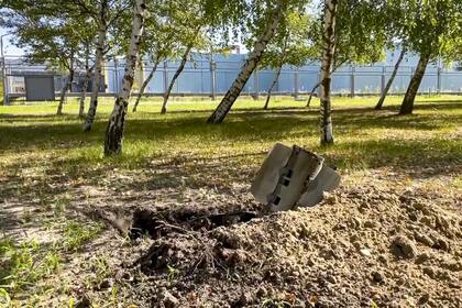 En esta foto tomada de un video y publicada por el Servicio de Prensa del Ministerio de Defensa ruso el domingo 7 de agosto de 2022, se ve un fragmento de cohete después de un bombardeo cerca de la central nuclear de Zaporiyia en el territorio bajo control militar ruso, en el sureste de Ucrania.
