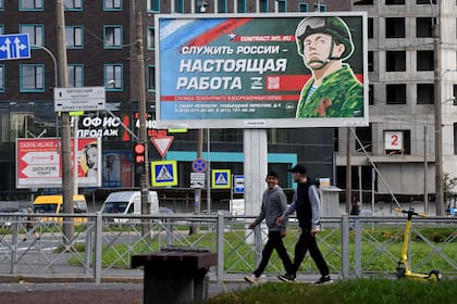 En esta foto tomada el 20 de septiembre de 2022, una valla publicitaria promociona el servicio militar en San Petersburgo.