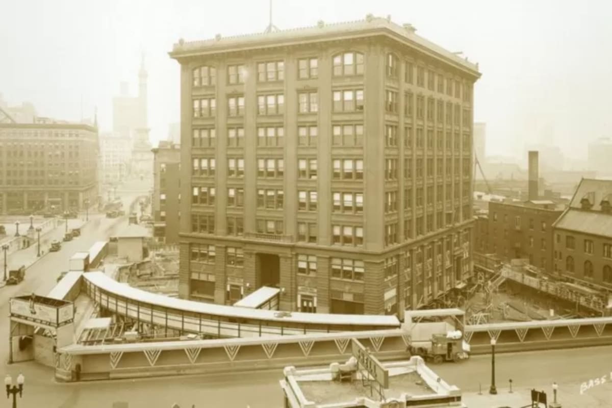En esta fotografía antigua se aprecia la pasarela construida para facilitar la entrada del personal y los clientes de la compañía (Foto: THE INDIANA ALBUM: RAY HINZ COLLECTION)