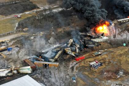 En esta fotografía captada por un dron se ven porciones de un tren de carga del operador ferroviario Norfolk Southern que se descarriló el viernes 3 de febrero de 2023, y que seguía ardiendo al día siguiente, en East Palestine, Ohio. (AP Foto/Gene J. Puskar)