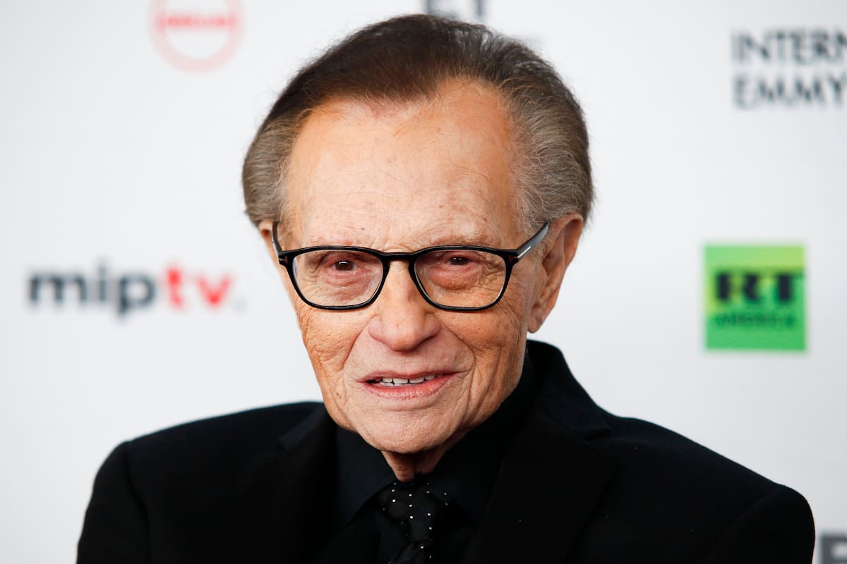 En esta fotografía de archivo del 20 de noviembre de 2017, Larry King asiste a la 45 entrega internacional de los Premios Emmy en el New York Hilton en Nueva York.