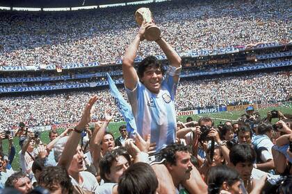 La última consagración: el 29 de junio de 1986, Diego Maradona sostiene el trofeo luego de la victoria de Argentina por 3-2 sobre Alemania Occidental en el estadio Azteca de la Ciudad de México
