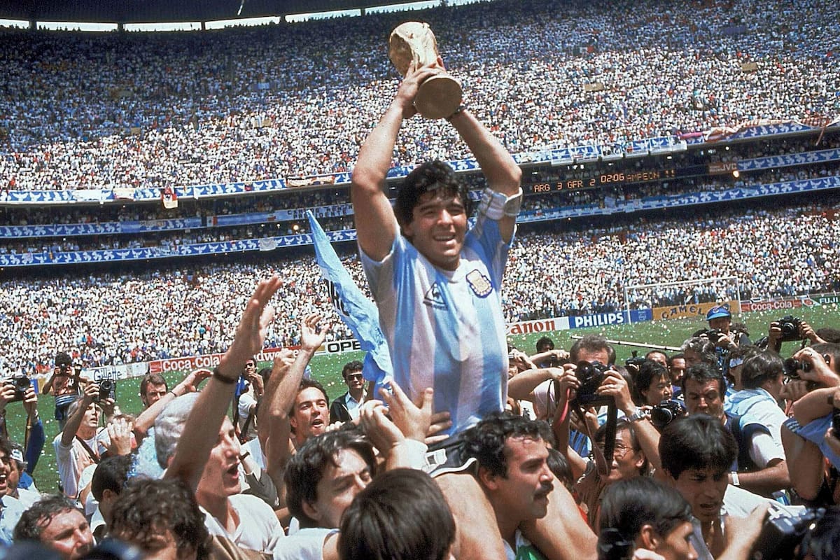 En esta fotografía de archivo del 29 de junio de 1986, Diego Maradona sostiene el trofeo de su equipo luego de la victoria de Argentina por 3-2 sobre Alemania Occidental en el partido de fútbol de la final de la Copa del Mundo en el Estadio Azteca de la Ciudad de México.