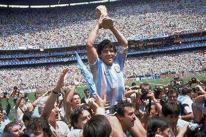 La última consagración: el 29 de junio de 1986, Diego Maradona sostiene el trofeo luego de la victoria de Argentina por 3-2 sobre Alemania Occidental en el estadio Azteca de la Ciudad de México