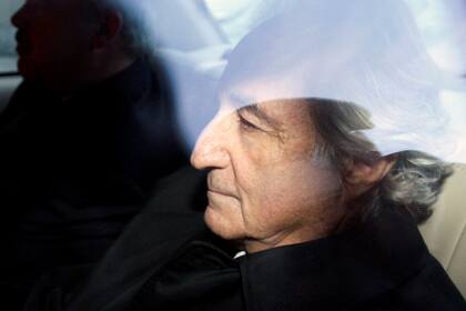 En esta fotografía de archivo del 5 de enero de 2009, Bernard Madoff, a la derecha, sale del Tribunal de Distrito de los Estados Unidos en Manhattan después de una audiencia de fianza en Nueva York. Madoff, el financiero que se declaró culpable de orquestar el esquema Ponzi más grande de la historia, murió la madrugada del miércoles 14 de abril de 2021 en una prisión federal, dijo una persona familiarizada con el asunto a The Associated Press.