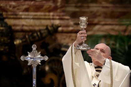 En esta fotografía de archivo del jueves 1 de abril de 2021, el Papa Francisco celebra una Misa Crismal dentro de la Basílica de San Pedro, en el Vaticano. Durante la Misa, el Pontífice bendice una cantidad simbólica de aceite que se utilizará para administrar los sacramentos del año