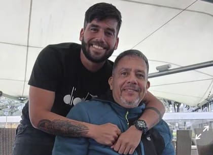 En esta fotografía del 2023 proporcionada por María Elena Machado, el teniente Pedro Naranjo junto a su padre, el general retirado Pedro Naranjo, en Colombia