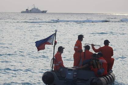 En esta fotografía del 25 de abril de 2021, el personal de la Guardia Costera de Filipinas (PCG) realiza ejercicios marítimos cerca de la isla Thitu en el disputado Mar de China Meridional