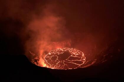 En esta fotografía del 28 de diciembre de 2020 proporcionada por el Servicio Geológico de Estados Unidos se muestra una erupción en el volcán Kilauea de Hawai