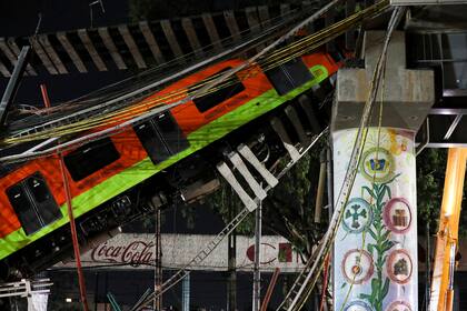 En esta fotografía del 4 de mayo de 2021, los vagones del metro de la Ciudad de México yacían en ángulo después de que una sección de la Línea 12 se viniera abajo. (AP Foto/Marco Ugarte, archivo)