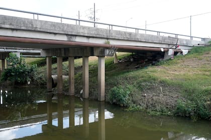 En esta fotografía del martes 18 de junio de 2024 se ve un puente sobre un arroyo en Houston, donde fue hallado el cadáver de una niña de 12 años. Dos hombres que fueron vistos en imágenes de vigilancia con ella horas antes fueron detenidos el jueves 20 de junio 2024, dijo la policía. (Melissa Phillip/Houston Chronicle vía AP)