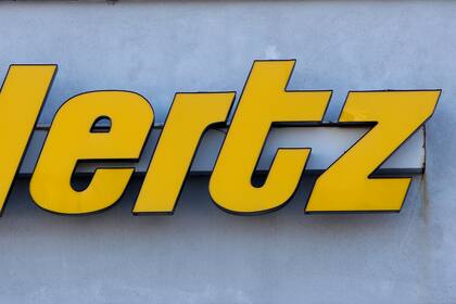 En esta fotografía del martes 28 de noviembre de 2017, se ve el logotipo de la empresa de alquiler de autos Hertz en la fachada de uno de sus locales en Boston. (AP Foto/Steven Senne, Archivo)