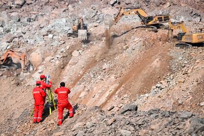 En esta fotografía difundida por la agencia noticiosa Xinhua, varios rescatistas laboran el viernes 24 de febrero de 2023 en el sitio donde ocurrió un deslave en una mina de carbón a cielo abierto, en la Liga Alxa, región de Mongolia Interior, en el norte de China. (Lian Zhen/Xinhua vía AP)