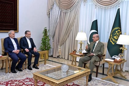 En esta fotografía difundida por la Oficina del Primer Ministro de Pakistán, el ministro de Asuntos Exteriores de Irán, Abbas Araghchi (segundo por la izquierda), se reúne con el primer ministro Shehbaz Sharif en Islamabad, Pakistán, el 25 de abril de 2026.