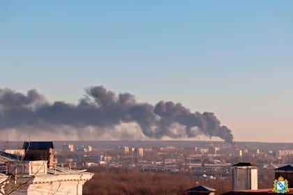 En esta fotografía distribuida por la administración de la región de Kursk de Rusia el martes 6 de diciembre de 2022, el humo se eleva desde el área del aeropuerto de Kursk en las afueras de Kursk, Rusia. Un incendio que estalló en un aeropuerto en la región de Kursk, en el sur de Rusia, que limita con Ucrania, fue el resultado de un ataque con aviones no tripulados, dijo el martes el gobernador regional de Kursk, un día después de que Moscú culpara a Kyiv por los ataques con aviones no tripulados contra dos bases aéreas en el interior de Rusia y lanzara un ataque con aviones no tripulados. nueva ola de ataques con misiles en territorio ucraniano.  (Administration of the Kursk region of Russia via AP)