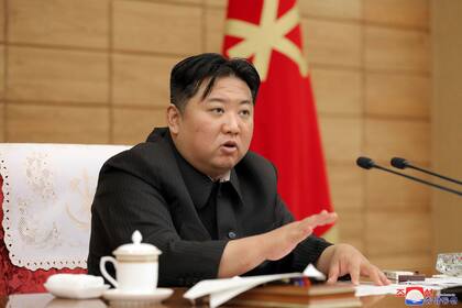 En esta fotografía facilitada por el gobierno norcoreano, el gobernante Kim Jong Un asistae a una reunión del politburo del partido gobernatne en Pyongyang, Corea del Norte, el sábado 21 de mayo de 2022. (Agencia Central de Noticias de Corea (KCNA por sus siglas en inglés)/Korea News Service vía AP)