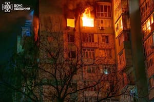 En esta fotografía facilitada por el Servicio de Emergencias de Ucrania, se observa un incendio en una torre residencial tras un ataque con drones rusos en Odesa, Ucrania, el viernes 1 de mayo de 2026. (Servicio de Emergencias de Ucrania vía AP)