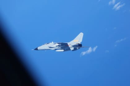 En esta fotografía proporcionada por el Ministerio de Defensa de Japón, se ve un cazabombardero chino JH-7, cerca de un avión de inteligencia electrónica YS-11EB, visto parcialmente a la izquierda, de la Fuerza de Autodefensa Aérea de Japón sobre el Mar de China Oriental, el 9 de julio de 2025