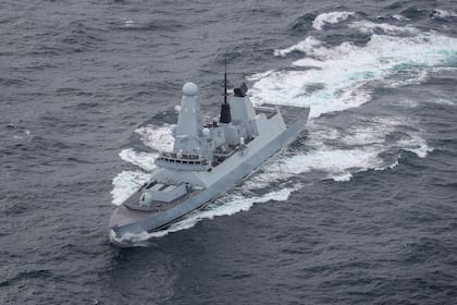 En esta fotografía proporcionada por el Ministerio de Defensa de Gran Bretaña el sábado 16 de diciembre de 2023, se muestra el buque HMS Diamond frente a la costa de Escocia, el 4 de octubre de 2020. (Foto por Belinda Alker/Ministerio de Defensa vía AP)