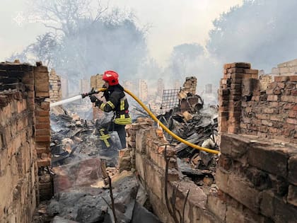 En esta fotografía proporcionada por el Servicio de Emergencias ucraniano, bomberos extinguen un incendio tras un ataque ruso en la región de Zhytomyr, Ucrania, el miércoles 9 de julio de 2025. (Servicio de Emergencias ucraniano vía AP)