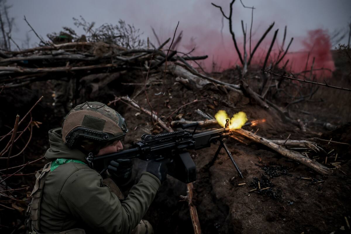 En esta fotografía proporcionada por el servicio de prensa de la 24ta Brigada Mecanizada de Ucrania, un soldado de la unidad mejora sus habilidades tácticas en el campo de entrenamiento de la región de Donetsk, Ucrania, el 29 de noviembre de 2024. (Oleg Petrasiuk/24ta Brigada Mecanizada de Ucrania vía AP)