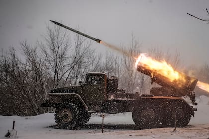 En esta fotografía proporcionada por el servicio de prensa de la 24ta Brigada Mecanizada del ejército de Ucrania, soldados ucranianos disparan un misil MRLS BM-21 hacia posicione del ejército ruso cerca de Chasiv Yar, en la región de Donetsk, Ucrania, el sábado 15 de febrero de 2025. (Oleg Petrasiuk/24ta Brigada Mecanizada del ejército de Ucrania vía AP)