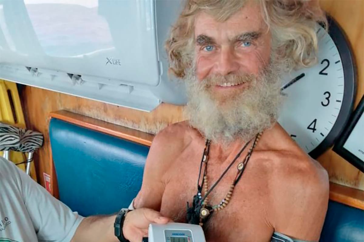 En esta fotografía proporcionada por Grupomar/Atun Tuny, al australiano Tim Shaddock le toman la presión arterial tras ser rescatado por un buque atunero mexicano en aguas internacionales del Pacífico, luego de que navegó a la deriva con su perra durante tres meses.