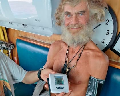 En esta fotografía proporcionada por Grupomar/Atun Tuny, al australiano Tim Shaddock le toman la presión arterial tras ser rescatado por un buque atunero mexicano en aguas internacionales del Pacífico, luego de que navegó a la deriva con su perra durante tres meses. (Grupomar/Atun Tuny vía AP)