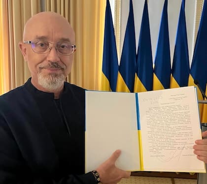 En esta fotografía proporcionada por la Oficina de Prensa del Parlamento de Ucrania, el ministro de Defensa de Ucrania, Oleksii Reznikov, muestra su carta de renuncia dirigida al presidente del Parlamento en Kiev, el lunes 4 de septiembre de 2023.