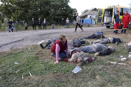 En esta fotografía proporcionada por la Oficina de Prensa Presidencial de Ucrania, una mujer reacciona cerca de los cuerpos de las víctimas del mortal ataque con cohetes rusos que mató a más de 48 personas en la aldea de Hroza, cerca de Kharkiv, Ucrania, el jueves. 5 de octubre de 2023.