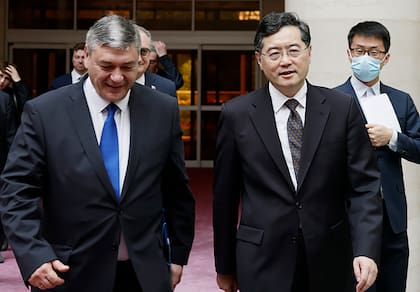 En esta fotografía publicada por el Ministerio de Relaciones Exteriores de China, el ministro de Exteriores chino Qin Gang, camina junto al viceministro de Exteriores ruso, Andrei Rudenko, en Pekín, el domingo 25 de junio de 2023. (Ministerio de Relaciones Exteriores de China vía AP)