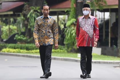 En esta fotografía publicada por el palacio presidencial indonesio, el presidente Joko Widodo (izquierda) camina con el primer ministro de Malasia Ismail Sabri Yaakob durante su reunión en el Palacio de Merdeka, en Yakarta, Indonesia, el viernes 1 de abril de 2022. (Palacio Presidencial de Indonesia vía AP)
