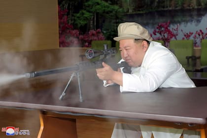 En esta fotografía sin fecha facilitada por el gobierno de Pyongyang, el gobernante norcoreano Kim Jong Un prueba un arma de fuego durante un recorrido de inspección de tres días, del 3 al 5 de agosto, a importanes fábricas de armas en Corea del Norte. (Agencia Central de Noticias Coreana/Korea News Service vía AP)