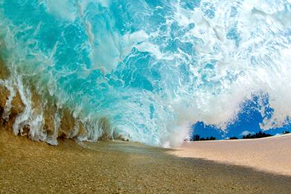 En esta fotografía sin fecha titulada "Last Blast" una ola rompe en la costa norte de Oahu cerca de Haleiwa, Hawái. La imagen aparece en el libro  "The Art of Waves" del fotógrafo Clark Little. (Clark Little via AP)