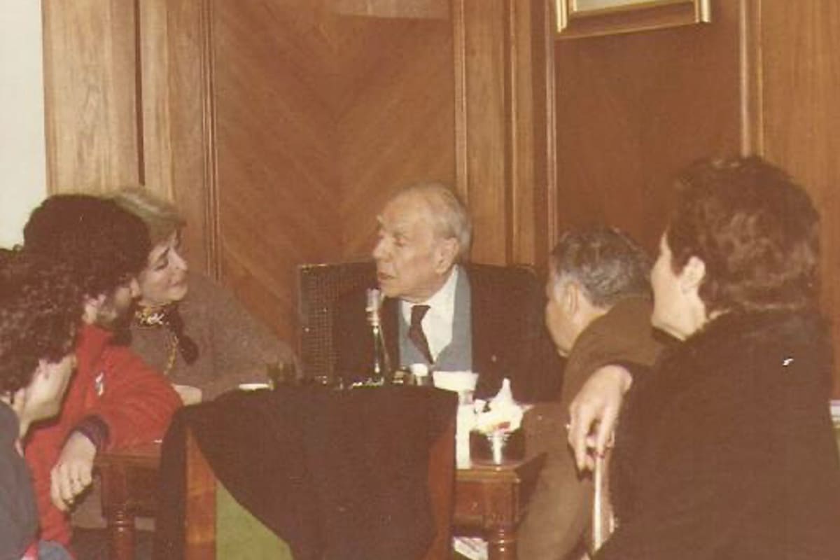 En esta fotografía tomada casualmente en el Hotel Dorá, en 1985, se ve de izquierda a derecha al cuñado del físico Alberto Rojo, Rojo (de suéter colorado), Estela Canto, Borges y los padres de Rojo